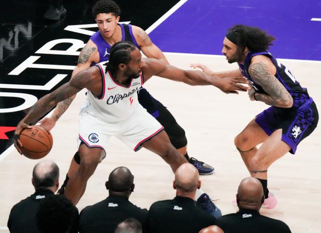 (260207) -- SACRAMENTO, Feb. 7, 2026 (Xinhua) -- Kawhi Leonard (C) of Los Angeles Clippers competes during the 2025-2026 NBA regular season basketball game between Los Angeles Clippers and Sacramento Kings in Sacramento, the United States, Feb. 6, 2026. (Photo by Sun Yuxuan/Xinhua)