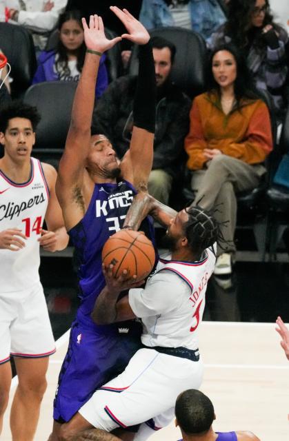 (260207) -- SACRAMENTO, Feb. 7, 2026 (Xinhua) -- Dylan Cardwell (C) of Sacramento Kings defends during the 2025-2026 NBA regular season basketball game between Los Angeles Clippers and Sacramento Kings in Sacramento, the United States, Feb. 6, 2026. (Photo by Sun Yuxuan/Xinhua)