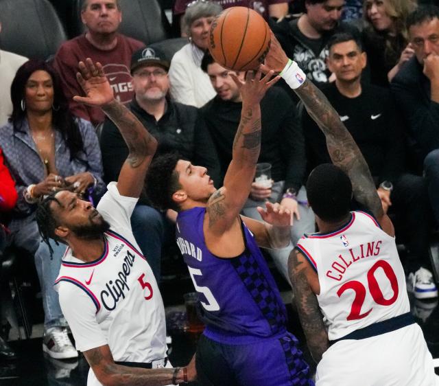 (260207) -- SACRAMENTO, Feb. 7, 2026 (Xinhua) -- John Collins (R) of Los Angeles Clippers blocks Nique Clifford (C) of Sacramento Kings during the 2025-2026 NBA regular season basketball game between Los Angeles Clippers and Sacramento Kings in Sacramento, the United States, Feb. 6, 2026. (Photo by Sun Yuxuan/Xinhua)