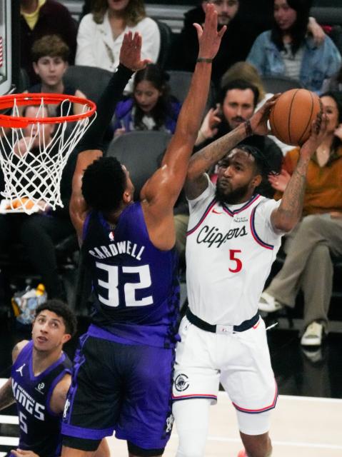 (260207) -- SACRAMENTO, Feb. 7, 2026 (Xinhua) -- Derrick Jones Jr. (R) of Los Angeles Clippers goes for a layup during the 2025-2026 NBA regular season basketball game between Los Angeles Clippers and Sacramento Kings in Sacramento, the United States, Feb. 6, 2026. (Photo by Sun Yuxuan/Xinhua)