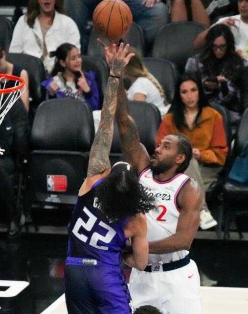 (260207) -- SACRAMENTO, Feb. 7, 2026 (Xinhua) -- Kawhi Leonard (R) of Los Angeles Clippers goes for a layup during the 2025-2026 NBA regular season basketball game between Los Angeles Clippers and Sacramento Kings in Sacramento, the United States, Feb. 6, 2026. (Photo by Sun Yuxuan/Xinhua)