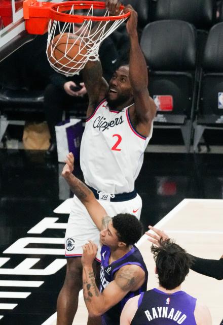 (260207) -- SACRAMENTO, Feb. 7, 2026 (Xinhua) -- Kawhi Leonard (top) of Los Angeles Clippers dunks during the 2025-2026 NBA regular season basketball game between Los Angeles Clippers and Sacramento Kings in Sacramento, the United States, Feb. 6, 2026. (Photo by Sun Yuxuan/Xinhua)