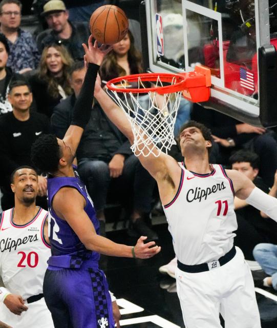 (260207) -- SACRAMENTO, Feb. 7, 2026 (Xinhua) -- Brook Lopez (R) of Los Angeles Clippers defends during the 2025-2026 NBA regular season basketball game between Los Angeles Clippers and Sacramento Kings in Sacramento, the United States, Feb. 6, 2026. (Photo by Sun Yuxuan/Xinhua)