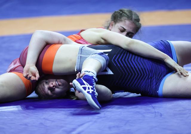 (260207) -- ZAGREB, Feb. 7, 2026 (Xinhua) -- Eniko Elekes of Hungary (L) competes against Macey Ellen Kilty of the United States during UWW Grand Prix Ranking Series Zagreb Open 2026 Women's Wrestling 62kg weight class bronze medal match in Zagreb, Croatia, Feb. 6, 2026. (Photo by Slavko Midzor/PIXSELL via Xinhua)