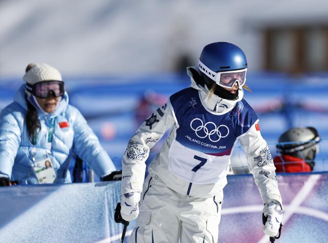 (260207) -- LIVIGNO, Feb. 7, 2026 (Xinhua) -- Gu Ailing (R) of China reacts during the freestyle skiing women's freeski slopestyle qualification of the Milan-Cortina 2026 Olympic Winter Games in Livigno, Italy, Feb. 7, 2026. (Xinhua/Wang Peng)