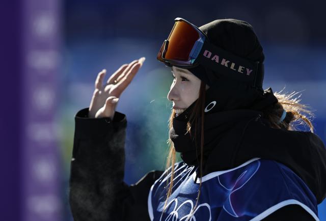 (260207) -- LIVIGNO, Feb. 7, 2026 (Xinhua) -- Liu Mengting of China waves to spectators after a jump during the freestyle skiing women's freeski slopestyle qualification of the Milan-Cortina 2026 Olympic Winter Games in Livigno, Italy, Feb. 7, 2026. (Xinhua/Wang Peng)