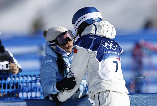 (260207) -- LIVIGNO, Feb. 7, 2026 (Xinhua) -- Gu Ailing (R) of China communicates with her mother during the freestyle skiing women's freeski slopestyle qualification of the Milan-Cortina 2026 Olympic Winter Games in Livigno, Italy, Feb. 7, 2026. (Xinhua/Wang Peng)
