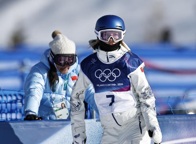 (260207) -- LIVIGNO, Feb. 7, 2026 (Xinhua) -- Gu Ailing (R) of China reacts during the freestyle skiing women's freeski slopestyle qualification of the Milan-Cortina 2026 Olympic Winter Games in Livigno, Italy, Feb. 7, 2026. (Xinhua/Wang Peng)