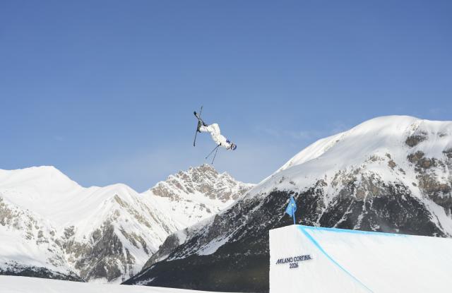 (260207) -- LIVIGNO, Feb. 7, 2026 (Xinhua) -- Gu Ailing of China competes during the freestyle skiing women's freeski slopestyle qualification of the Milan-Cortina 2026 Olympic Winter Games in Livigno, Italy, Feb. 7, 2026. (Xinhua/Wu Huiwo)