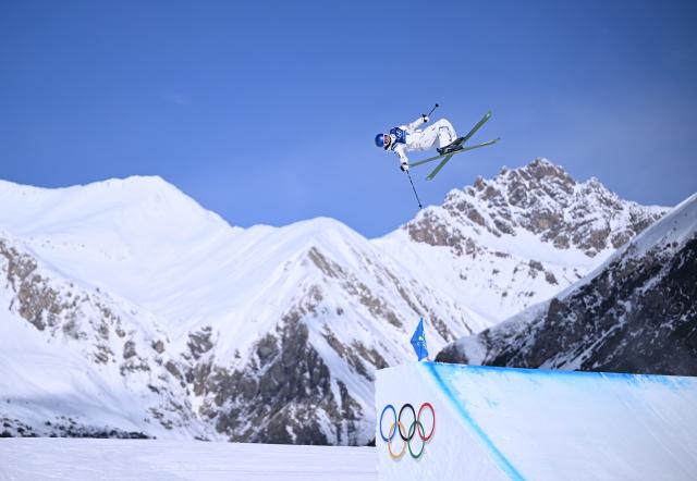 (260207) -- LIVIGNO, Feb. 7, 2026 (Xinhua) -- Gu Ailing of China competes during the freestyle skiing women's freeski slopestyle qualification of the Milan-Cortina 2026 Olympic Winter Games in Livigno, Italy, Feb. 7, 2026. (Xinhua/Zhang Hongxiang)