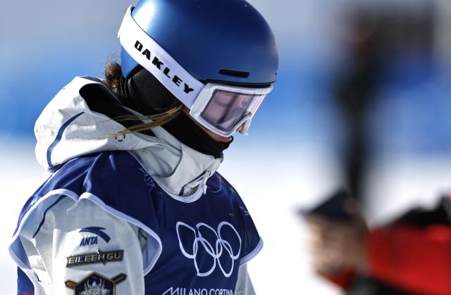 (260207) -- LIVIGNO, Feb. 7, 2026 (Xinhua) -- Gu Ailing of China reacts during the freestyle skiing women's freeski slopestyle qualification of the Milan-Cortina 2026 Olympic Winter Games in Livigno, Italy, Feb. 7, 2026. (Xinhua/Wang Peng)