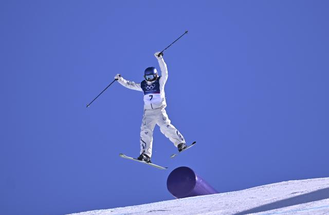 (260207) -- LIVIGNO, Feb. 7, 2026 (Xinhua) -- Gu Ailing of China competes during the freestyle skiing women's freeski slopestyle qualification of the Milan-Cortina 2026 Olympic Winter Games in Livigno, Italy, Feb. 7, 2026. (Xinhua/Zhang Hongxiang)