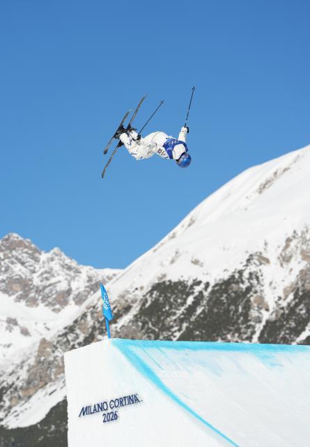 (260207) -- LIVIGNO, Feb. 7, 2026 (Xinhua) -- Gu Ailing of China competes during the freestyle skiing women's freeski slopestyle qualification of the Milan-Cortina 2026 Olympic Winter Games in Livigno, Italy, Feb. 7, 2026. (Xinhua/Wu Huiwo)