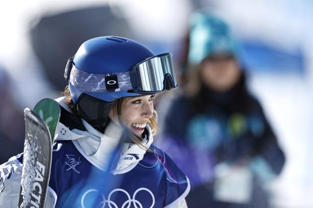 (260207) -- LIVIGNO, Feb. 7, 2026 (Xinhua) -- Gu Ailing of China reacts during the freestyle skiing women's freeski slopestyle qualification of the Milan-Cortina 2026 Olympic Winter Games in Livigno, Italy, Feb. 7, 2026. (Xinhua/Wang Peng)