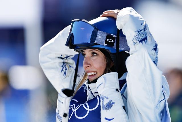 (260207) -- LIVIGNO, Feb. 7, 2026 (Xinhua) -- Gu Ailing of China reacts during the freestyle skiing women's freeski slopestyle qualification of the Milan-Cortina 2026 Olympic Winter Games in Livigno, Italy, Feb. 7, 2026. (Xinhua/Wang Peng)