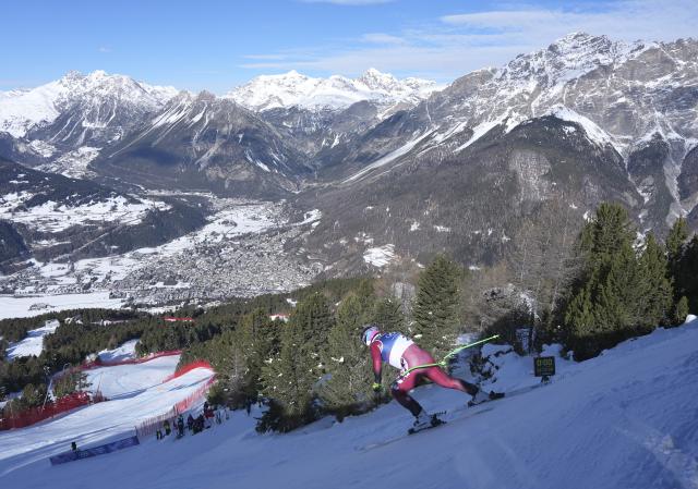 (260207) -- BORMIO, Feb. 7, 2026 (Xinhua) -- James Crawford of Canada competes during the alpine skiing men's downhill of the Milan-Cortina 2026 Olympic Winter Games in Bormio, Italy, Feb. 7, 2026. (Xinhua/Hu Huhu)