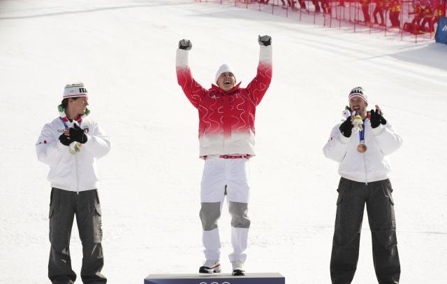 (260207) -- BORMIO, Feb. 7, 2026 (Xinhua) -- Gold medalist Franjo von Allmen (C) of Switzerland, silver medalist Giovanni Franzoni (L) of Italy and bronze medalist Dominik Paris of Italy pose for photos during the awarding ceremony for the alpine skiing men's downhill of the Milan-Cortina 2026 Olympic Winter Games in Bormio, Italy, Feb. 7, 2026. (Xinhua/Yan Linyun)