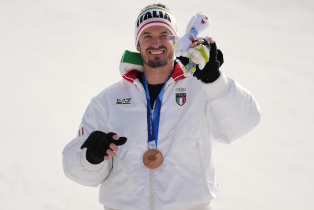 (260207) -- BORMIO, Feb. 7, 2026 (Xinhua) -- Bronze medalist Dominik Paris of Italy poses for photos during the awarding ceremony for the alpine skiing men's downhill of the Milan-Cortina 2026 Olympic Winter Games in Bormio, Italy, Feb. 7, 2026. (Xinhua/Yan Linyun)