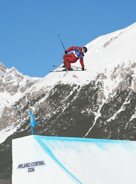 (260207) -- LIVIGNO, Feb. 7, 2026 (Xinhua) -- Megan Oldham of Canada competes during the freestyle skiing women's freeski slopestyle qualification of the Milan-Cortina 2026 Olympic Winter Games in Livigno, Italy, Feb. 7, 2026. (Xinhua/Wu Huiwo)