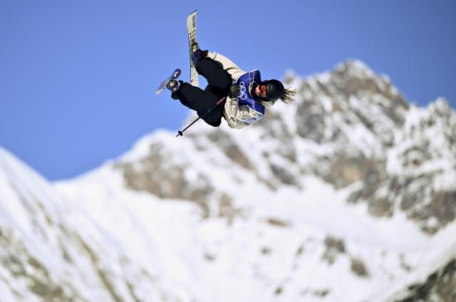 (260207) -- LIVIGNO, Feb. 7, 2026 (Xinhua) -- Sarah Hoefflin of Switzerland competes during the freestyle skiing women's freeski slopestyle qualification of the Milan-Cortina 2026 Olympic Winter Games in Livigno, Italy, Feb. 7, 2026. (Xinhua/Zhang Hongxiang)
