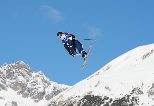 (260207) -- LIVIGNO, Feb. 7, 2026 (Xinhua) -- Kim Dumont Zanella of France competes during the freestyle skiing women's freeski slopestyle qualification of the Milan-Cortina 2026 Olympic Winter Games in Livigno, Italy, Feb. 7, 2026. (Xinhua/Wu Huiwo)