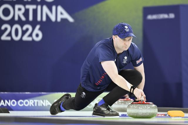 (260207) -- CORTINA D'AMPEZZO, Feb. 7, 2026 (Xinhua) -- Bruce Mouat of Britain competes during the curling mixed doubles round robin session 7 match between Britain and Canada of the 2026 Milan-Cortina Winter Olympics in Cortina D'Ampezzo, Italy, Feb. 7, 2026. (Xinhua/Lian Yi)