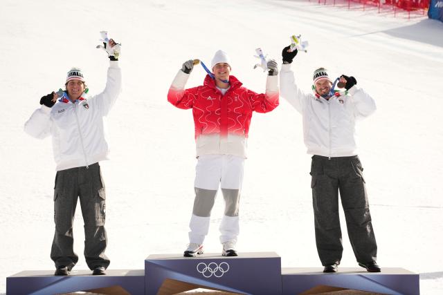 (260207) -- BORMIO, Feb. 7, 2026 (Xinhua) -- Gold medalist Franjo von Allmen (C) of Switzerland, silver medalist Giovanni Franzoni (L) of Italy and bronze medalist Dominik Paris of Italy pose for photos during the awarding ceremony for the alpine skiing men's downhill of the Milan-Cortina 2026 Olympic Winter Games in Bormio, Italy, Feb. 7, 2026. (Xinhua/Yan Linyun)