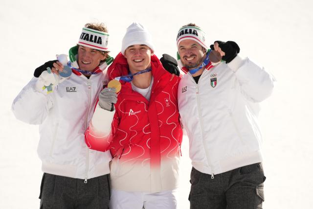 (260207) -- BORMIO, Feb. 7, 2026 (Xinhua) -- Gold medalist Franjo von Allmen (C) of Switzerland, silver medalist Giovanni Franzoni (L) of Italy and bronze medalist Dominik Paris of Italy pose for photos during the awarding ceremony for the alpine skiing men's downhill of the Milan-Cortina 2026 Olympic Winter Games in Bormio, Italy, Feb. 7, 2026. (Xinhua/Yan Linyun)