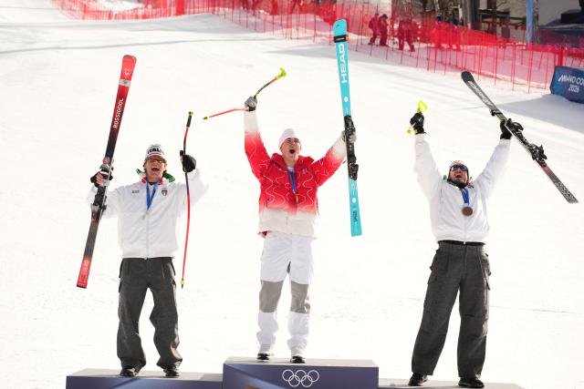 (260207) -- BORMIO, Feb. 7, 2026 (Xinhua) -- Gold medalist Franjo von Allmen (C) of Switzerland, silver medalist Giovanni Franzoni (L) of Italy and bronze medalist Dominik Paris of Italy celebrate during the awarding ceremony for the alpine skiing men's downhill of the Milan-Cortina 2026 Olympic Winter Games in Bormio, Italy, Feb. 7, 2026. (Xinhua/Yan Linyun)