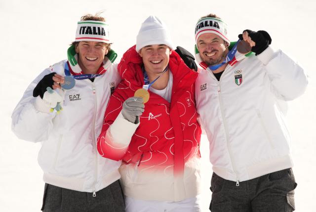 (260207) -- BORMIO, Feb. 7, 2026 (Xinhua) -- Gold medalist Franjo von Allmen (C) of Switzerland, silver medalist Giovanni Franzoni (L) of Italy and bronze medalist Dominik Paris of Italy pose for photos during the awarding ceremony for the alpine skiing men's downhill of the Milan-Cortina 2026 Olympic Winter Games in Bormio, Italy, Feb. 7, 2026. (Xinhua/Yan Linyun)
