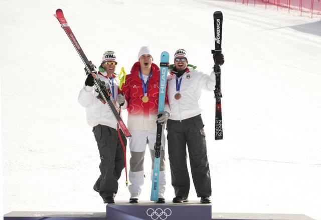(260207) -- BORMIO, Feb. 7, 2026 (Xinhua) -- Gold medalist Franjo von Allmen (C) of Switzerland, silver medalist Giovanni Franzoni (L) of Italy and bronze medalist Dominik Paris of Italy pose for photos during the awarding ceremony for the alpine skiing men's downhill of the Milan-Cortina 2026 Olympic Winter Games in Bormio, Italy, Feb. 7, 2026. (Xinhua/Yan Linyun)