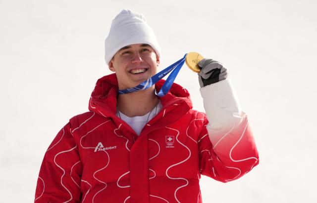 (260207) -- BORMIO, Feb. 7, 2026 (Xinhua) -- Gold medalist Franjo von Allmen of Switzerland poses for photos during the awarding ceremony for the alpine skiing men's downhill of the Milan-Cortina 2026 Olympic Winter Games in Bormio, Italy, Feb. 7, 2026. (Xinhua/Yan Linyun)