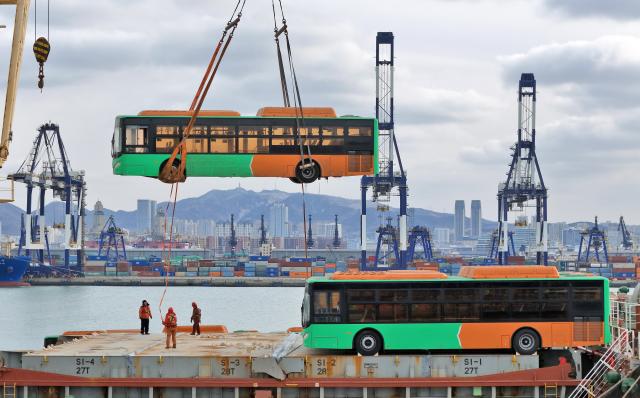 (260207) -- JINAN, Feb. 7, 2026 (Xinhua) -- An aerial drone photo shows natural gas-powered buses for export to Mexico being loaded to a ship at Yantai Port in Yantai, east China's Shandong Province, Feb. 6, 2026.
  A total of 100 natural gas-powered buses, developed and built by Anhui Ankai Automobile Co., Ltd. for the Mexican market, will be deployed in the public transportation system in Monterrey, Mexico. 
  These buses feature lower fuel consumption, stronger power, and longer range. (Photo by Tang Ke/Xinhua)