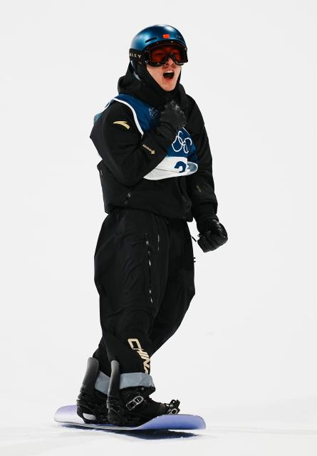 (260207) -- BEIJING, Feb. 7, 2026 (Xinhua) -- Su Yiming of China celebrates during the snowboard men's big air qualification of the Milan-Cortina 2026 Olympic Winter Games in Livigno, Italy, Feb. 5, 2026. (Xinhua/Hu Chao)