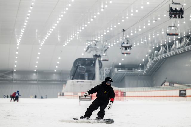 (260207) -- BEIJING, Feb. 7, 2026 (Xinhua) -- A tourist skis at an indoor ski resort in Wuhan, central China's Hubei Province, Jan. 13, 2026. (Xinhua/Wu Zhizun)