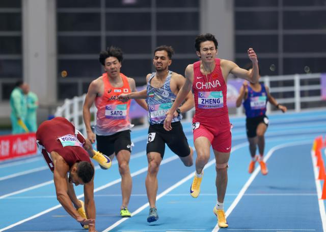 (260207) -- TIANJIN, Feb. 7, 2026 (Xinhua) -- Zheng Chiyu (front R) of China sprints during the men's 400m final at the 12th Asian Indoor Athletics Championships 2026 in Tianjin, north China, Feb. 7, 2026. (Xinhua/Sun Fanyue)