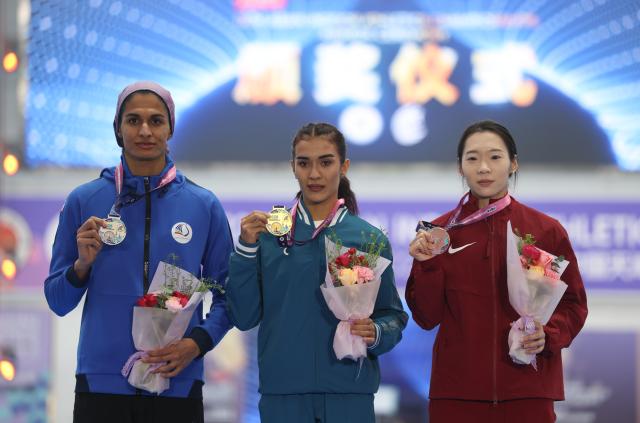 (260207) -- TIANJIN, Feb. 7, 2026 (Xinhua) -- Gold medalist Hukmova Jonbibi (C) of Uzbekistan, silver medalist Zarei Manoujan Zahra (L) of Iran and bronze medalist Zuo Siyu of China pose on the podium after the women's 400m final at the 12th Asian Indoor Athletics Championships 2026 in Tianjin, north China, Feb. 7, 2026. (Xinhua/Sun Fanyue)