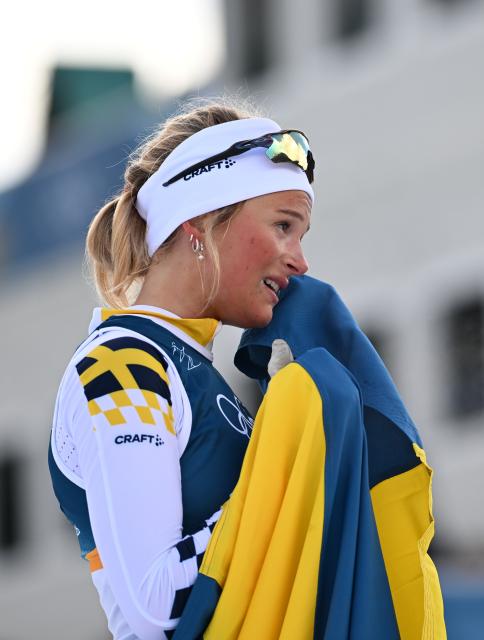 (260207) -- TESERO, Feb. 7, 2026 (Xinhua) -- Gold medalist Frida Karlsson of Sweden reacts after the Cross-Country Skiing Women's 10km+10km Skiathlon of the Milan-Cortina 2026 Olympic Winter Games in Tesero, Italy, Feb. 7, 2026. (Xinhua/He Canling)