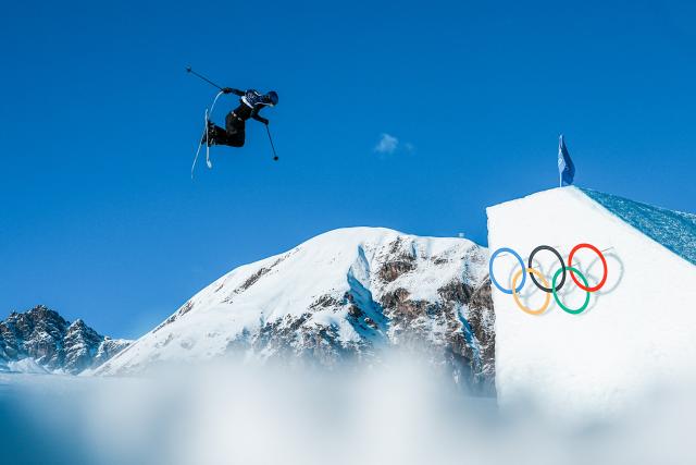 (260207) -- LIVIGNO, Feb. 7, 2026 (Xinhua) -- Ulrik Samnoey of Norway competes during the freestyle skiing men's freeski slopestyle qualification of the Milan-Cortina 2026 Olympic Winter Games in Livigno, Italy, Feb. 7, 2026. (Xinhua/Hu Chao)