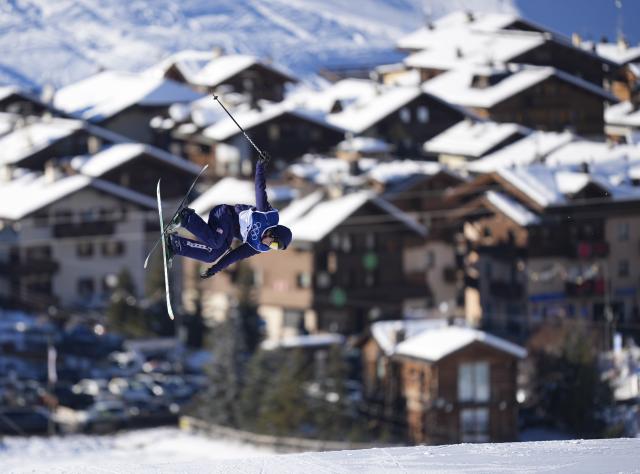 (260207) -- LIVIGNO, Feb. 7, 2026 (Xinhua) -- Konnor Ralph of the United States competes during the freestyle skiing men's freeski slopestyle qualification of the Milan-Cortina 2026 Olympic Winter Games in Livigno, Italy, Feb. 7, 2026. (Xinhua/Xia Yifang)