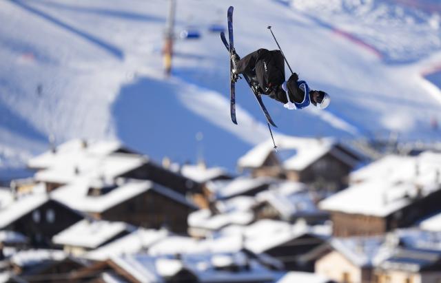 (260207) -- LIVIGNO, Feb. 7, 2026 (Xinhua) -- Fabian Boesch of Switzerland competes during the freestyle skiing men's freeski slopestyle qualification of the Milan-Cortina 2026 Olympic Winter Games in Livigno, Italy, Feb. 7, 2026. (Xinhua/Xia Yifang)