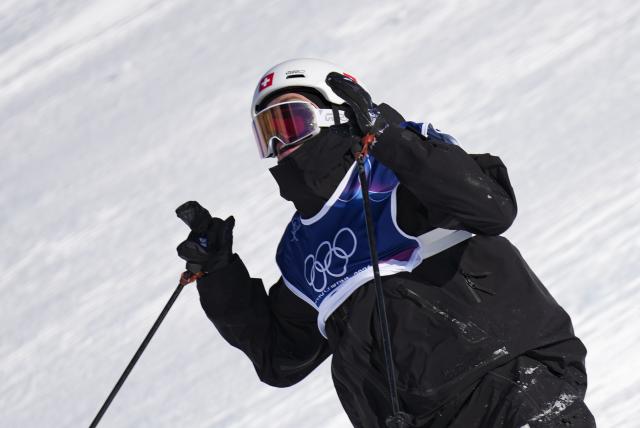 (260207) -- LIVIGNO, Feb. 7, 2026 (Xinhua) -- Andri Ragettli of Switzerland reacts after his fall during the freestyle skiing men's freeski slopestyle qualification of the Milan-Cortina 2026 Olympic Winter Games in Livigno, Italy, Feb. 7, 2026. (Xinhua/Xia Yifang)
