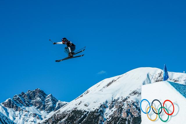 (260207) -- LIVIGNO, Feb. 7, 2026 (Xinhua) -- Sebastian Schjerve of Norway competes during the freestyle skiing men's freeski slopestyle qualification of the Milan-Cortina 2026 Olympic Winter Games in Livigno, Italy, Feb. 7, 2026. (Xinhua/Hu Chao)