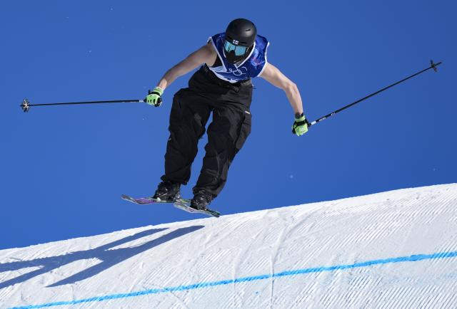 (260207) -- LIVIGNO, Feb. 7, 2026 (Xinhua) -- Kuura Koivisto of Finland competes during the freestyle skiing men's freeski slopestyle qualification of the Milan-Cortina 2026 Olympic Winter Games in Livigno, Italy, Feb. 7, 2026. (Xinhua/Xia Yifang)