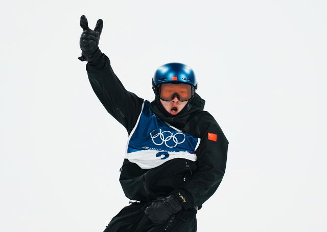 (260207) -- LIVIGNO, Feb. 7, 2026 (Xinhua) -- Su Yiming of China celebrates during the Men's Snowboard Big Air Final at the Milan-Cortina 2026 Olympic Winter Games in Livigno, Italy, Feb. 7, 2026. (Xinhua/Hu Chao)