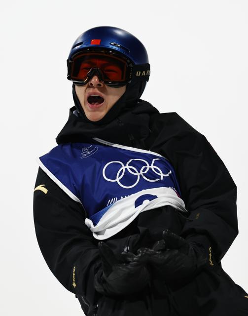 (260207) -- LIVIGNO, Feb. 7, 2026 (Xinhua) -- Su Yiming of China celebrates during the Men's Snowboard Big Air Final at the Milan-Cortina 2026 Olympic Winter Games in Livigno, Italy, Feb. 7, 2026. (Xinhua/Wang Peng)