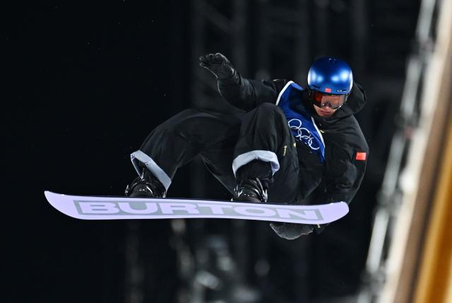 (260207) -- LIVIGNO, Feb. 7, 2026 (Xinhua) -- Su Yiming of China competes during the Men's Snowboard Big Air Final at the Milan-Cortina 2026 Olympic Winter Games in Livigno, Italy, Feb. 7, 2026. (Xinhua/Zhang Hongxiang)