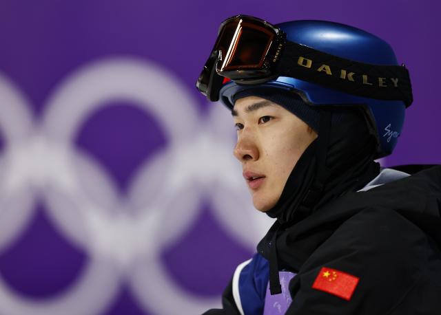 (260207) -- LIVIGNO, Feb. 7, 2026 (Xinhua) -- Su Yiming of China waits for his score during the Men's Snowboard Big Air Final at the Milan-Cortina 2026 Olympic Winter Games in Livigno, Italy, Feb. 7, 2026. (Xinhua/Wang Peng)