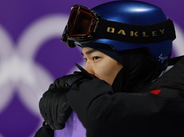 (260207) -- LIVIGNO, Feb. 7, 2026 (Xinhua) -- Su Yiming of China waits for his score during the Men's Snowboard Big Air Final at the Milan-Cortina 2026 Olympic Winter Games in Livigno, Italy, Feb. 7, 2026. (Xinhua/Wang Peng)