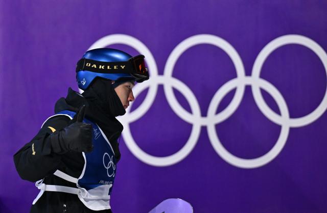 (260207) -- LIVIGNO, Feb. 7, 2026 (Xinhua) -- Su Yiming of China celebrates during the Men's Snowboard Big Air Final at the Milan-Cortina 2026 Olympic Winter Games in Livigno, Italy, Feb. 7, 2026. (Xinhua/Zhang Hongxiang)
